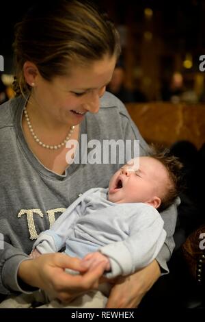 Mère, holding baby, bâillements, 10 semaines, Café, Bade-Wurtemberg, Allemagne Banque D'Images