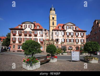 Cathédrale St Jean Baptiste et deux maisons sur la place du Square, Bad Mergentheim an der Tauber, Bade-Wurtemberg Banque D'Images