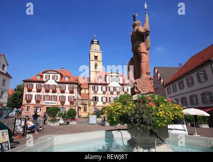 Cathédrale St Jean Baptiste et deux maisons sur la place du Square, Bad Mergentheim an der Tauber, Bade-Wurtemberg Banque D'Images