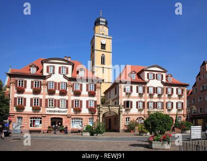 Cathédrale St Jean Baptiste et deux maisons sur la place du Square, Bad Mergentheim an der Tauber, Bade-Wurtemberg Banque D'Images