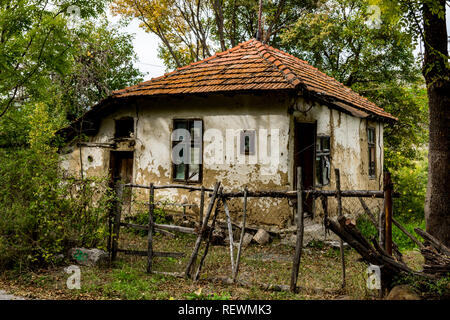 Une vieille maison abandonnée dans le village de Rsovci sur Stara Planina ( vieille montagne ) en Serbie. Banque D'Images