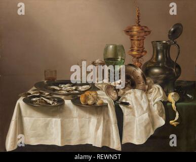 Nature morte avec une coupe dorée. Nature morte avec un verre cassé. Dating : 1635. Mesures : support : H 88 cm × w 113 cm. Musée : Rijksmuseum, Amsterdam. Auteur : Willem Claesz. Heda. Banque D'Images