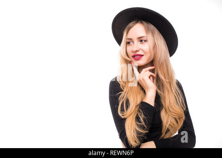 Portrait of young woman in black floppy hat pensant isolé sur fond blanc Banque D'Images