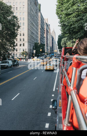 New York, USA - 31 mai 2018 : vue sur Central Park West de bus touristique. La rue est une partie de Central Park West district ajouté à la National Reg Banque D'Images