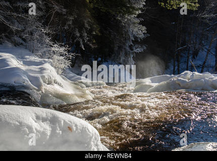 Se précipiter l'eau glacée et les banques de la rivière Snowy à Stubbs Falls Parc Arrowhead en Ontario. Banque D'Images