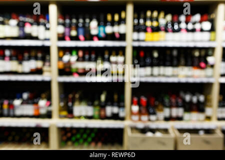 Photo floue d'étagères avec multi-couleur des bouteilles de vin en magasin Banque D'Images