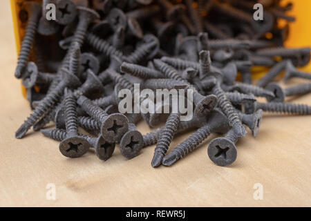 Vis et chevilles pour accueil réparation. Accessoires pour atelier mécanique sur une table. Fond clair. Banque D'Images