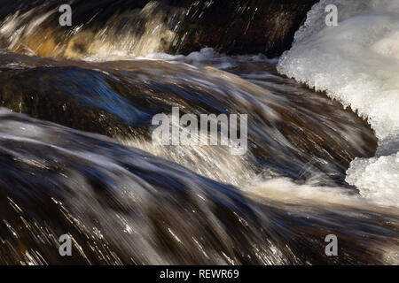 Se précipiter l'eau glacée de près et Motion Blurred Banque D'Images