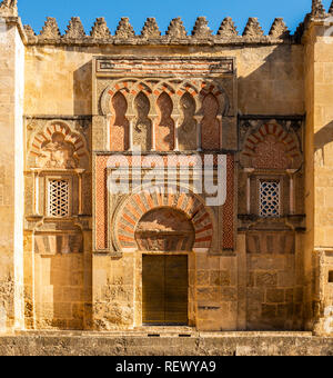 Belle façade de la Mezquita (Mosquée Cathédrale) avec un style architectural arabe à Cordoba, Espagne Banque D'Images