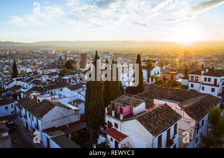 Grenade, Andalousie, Espagne : Vue aérienne de la vieille ville quartier Albaicin au coucher du soleil. Banque D'Images