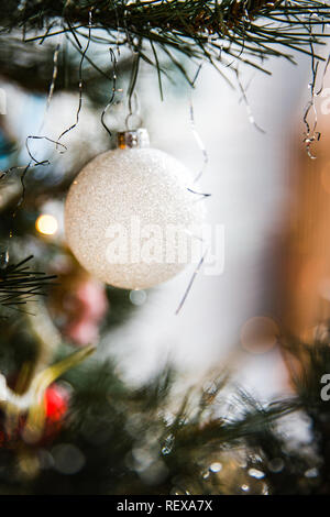 Décoration de Noël blanche sur un arbre Banque D'Images