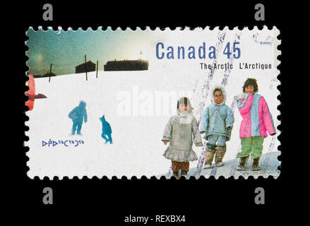Timbre du Canada montrant des enfants dans l'Arctique polaire Banque D'Images