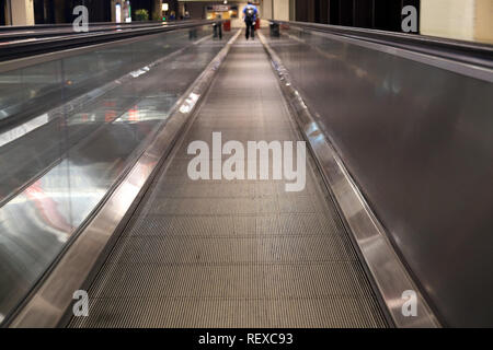 Trottoir roulant personnes transporter in airport Banque D'Images