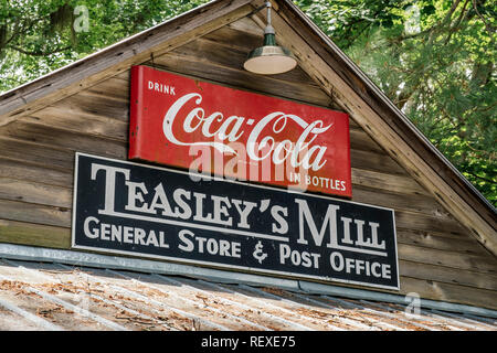 Teasley's Mill magasin général et bureau de poste dans les régions rurales de l'Alabama, USA, signe avant extérieure. Banque D'Images