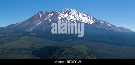 Vue panoramique sur le sommet enneigé du mont Shasta sur une journée ensoleillée, en Californie Banque D'Images