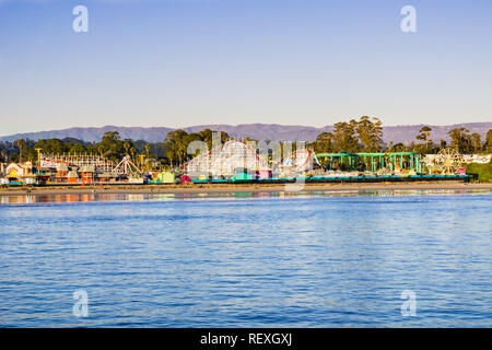 Janvier 27, 2017 Santa Cruz / CA / USA - Le boardwalk de Santa Cruz baignée dans la lumière au coucher du soleil sur une journée ensoleillée avec de l'eau calme Banque D'Images