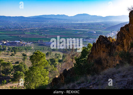 Vue aérienne de la ville sous la montagne. Orihuela, Espagne. Banque D'Images