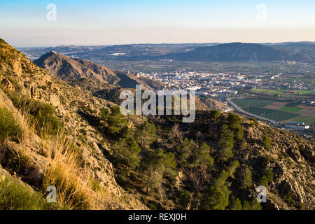 Vue aérienne de la ville sous la montagne. Orihuela, Espagne. Banque D'Images