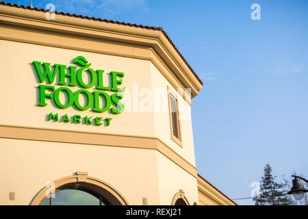 2 Septembre, 2017 Santa Clara/CA/USA - l'ensemble Foods logo ci-dessus l'entrée du magasin dans la lumière au coucher du soleil Banque D'Images