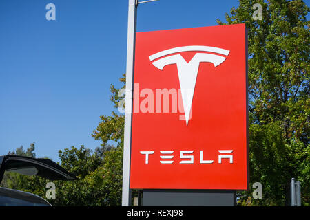 3 octobre 2017 Sunnyvale/CA/USA - logo Tesla devant un magasin d'exposition situé dans la baie de San Francisco Banque D'Images