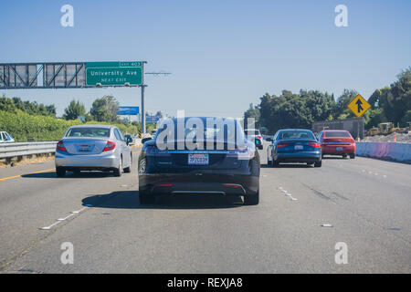 7 octobre 2017, Palo Alto/CA/USA - Tesla Model S noir 70 roulant sur l'autoroute dans la région de la baie de San Francisco Banque D'Images