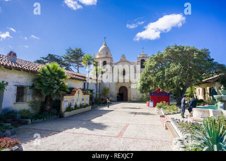 5 novembre 2017-The-Sea Carmel-By/USA - Carmel Mission (Mission San Carlos Borromeo del rio Carmelo) cour et bâtiment principal, un bâtiment historique restauré Banque D'Images