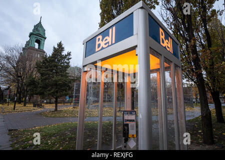 Montréal, Canada - le 6 novembre 2018 : Bell Canada Payphone à Montréal dans la soirée. Bell Canada est l'un des principaux fournisseurs d'une cabine téléphonique et telepho Banque D'Images