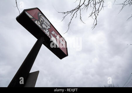 Montréal, Canada - le 9 novembre 2018 : PFK Logo sur un restaurant local à Montréal. Poulet Frit Kentucky est le nom de Québec, KFC Kentucky Fried Chicke Banque D'Images