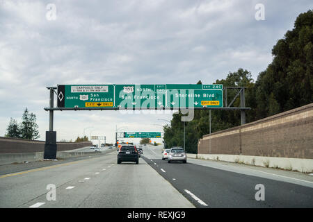 25 novembre 2017 sur la montagne/CA/USA - Conduite sur l'autoroute 101 Bayshore en direction de San Francisco, Silicon Valley Banque D'Images