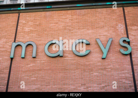 07 décembre 2017, Palo Alto / CA / USA - Macys Logo sur un des murs extérieurs du magasin situé dans le centre commercial de Stanford Banque D'Images