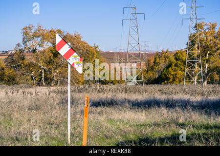 12 décembre 2017 Livermore / CA / USA- Avertissement Gas Pipeline marqueur dans l'est de la baie de San Francisco Banque D'Images