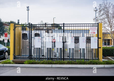 15 janvier 2018 Gilroy / CA / USA - boîtier haute tension situé à la station de compresseur Tesla situé dans le sud de la baie de San Francisco Banque D'Images