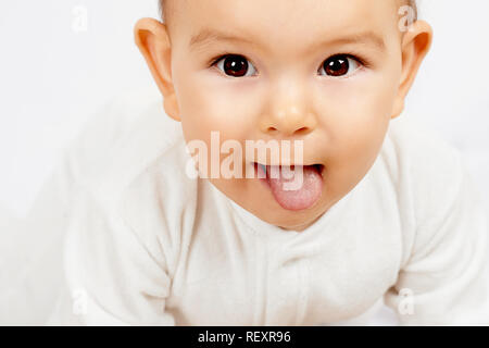 Couche Blanche Sur La Langue Du Bebe Muguet C Est Drole L Expression Enfant Photo Stock Alamy Couche Blanche Sur La Langue Du Bebe Muguet C Est Drole L Expression Enfant Photo Stock Alamy