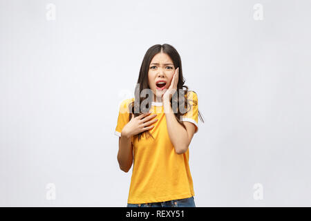 Portrait of nice positive choqué cute young girl in casual chemise jaune, bouche ouverte, isolé sur fond blanc Banque D'Images