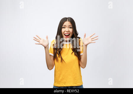 Portrait of nice positive choqué cute young girl in casual chemise jaune, bouche ouverte, isolé sur fond blanc Banque D'Images