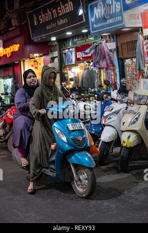 Deux femmes équitation une moto à Kolkata, Inde Banque D'Images