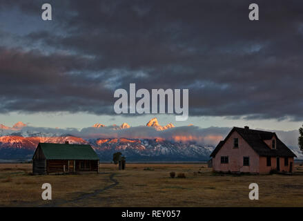 WY02889-00...WYOMING - La Maison Rose, une vieille ferme sur Mormon Row au lever du soleil dans le Grand Teton National Park. Banque D'Images