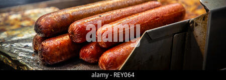 Les saucisses et les brochettes sur le grill à un stand de nourriture dans la ville de New York. Banque D'Images