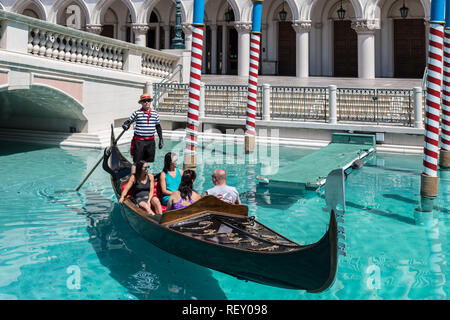 Las Vegas, Nevada, USA - 1 septembre 2017 : les touristes appréciant ride en gondole à Grand Canal au Venetian Resort Hotel and Casino. Ce luxueux sex Banque D'Images