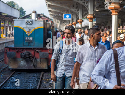 La gare de Kandy, Sri Lanka, . Grand groupe de banlieusards sortent de cours pendant l'heure de pointe du matin Banque D'Images
