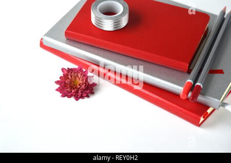 Automne Automne fond floral rouge profond avec chrysantemums sur fond blanc avec l'exemplaire de l'espace. Maquette de carte de vœux et de frontière. Espace de travail de bureau télévision mise en page. Banque D'Images
