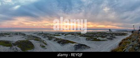 Coronado Beach à San Diego par l''historique Hotel del Coronado, au coucher du soleil avec des dunes de sable de plage unique, vue panoramique de l'océan Pacifique, silhouette Banque D'Images