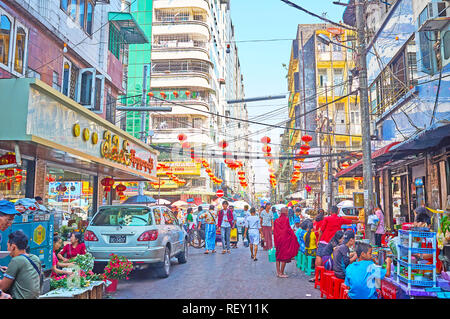 YANGON, MYANMAR - février 17, 2018 : la rue bondée de Chinatown avec les petits cafés, offrant des aliments de rue, les échoppes de marché et occupé Maha Bandula Road Banque D'Images