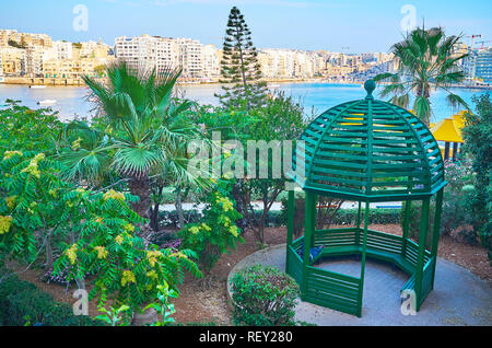 L'alcôve en bois dans le magnifique jardin de l'indépendance sur la côte de Sliema avec vue sur St Julian's Town à travers les exilés Bay, Malte. Banque D'Images