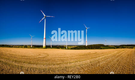 Vue panoramique de quelques éoliennes dans la campagne agricole Banque D'Images