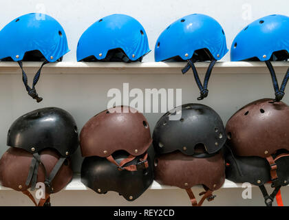 Bleu, noir et marron Casques sport extrême sur le plateau avec fond blanc Banque D'Images