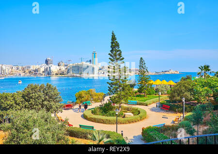 L'indépendance ensoleillée jardin sur la côte de Sliema est le meilleur endroit pour la promenade quotidienne et vous détendre à l'ombre, à Malte. Banque D'Images