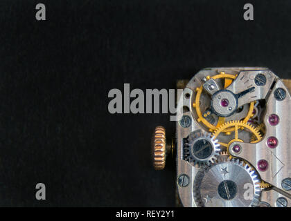 Arrière-plan de mécanique. Close-up de l'intérieur de la vieille horloge vintage montre de poche de fond noir Banque D'Images