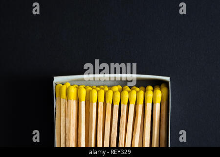 Correspond à la tête dans une boîte, un arrière-plan sombre. La macro photographie. Matchs en match-box Banque D'Images