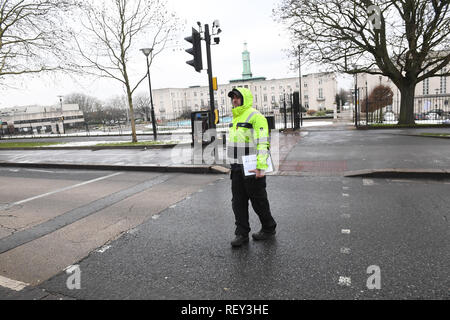 Un enquêteur au travail en forêt, l'Est de Londres, près d'un endroit où 21 ans, est décédé après avoir été frappé par une voiture de police répondant à un appel 999. Banque D'Images